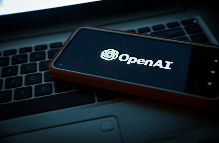Informe revela que modelos de OpenAI se entrenaron con más de un millón de horas de vídeos de YouTube