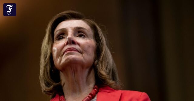 Nancy Pelosi recibe tratamiento tras una caída en Renania-Palatinado
