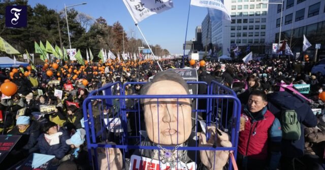 El parlamento de Corea del Sur vota a favor de destituir al presidente Yoon
