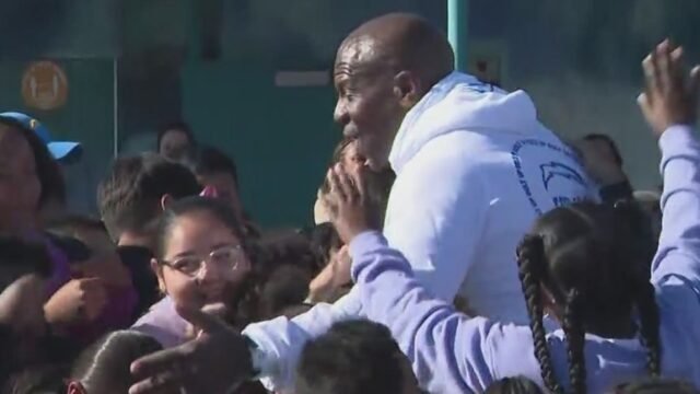 LA Chargers y Terry Crews sorprenden a los estudiantes de Compton con bicicletas nuevas
