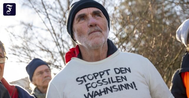 Activista climático de 69 años comienza sentencia de prisión
