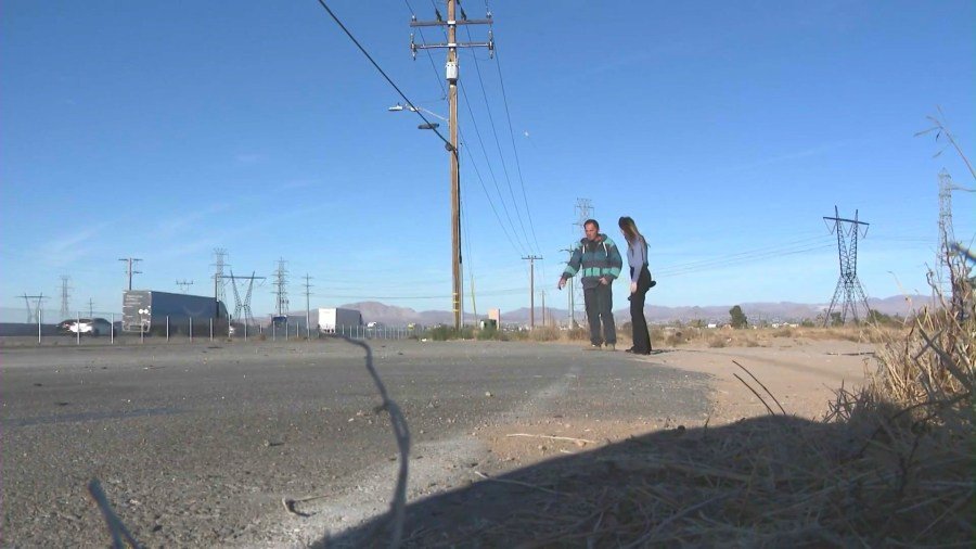 Brian Seip le muestra a Rachel Menitoff de KTLA el lugar donde un conductor furioso lo golpeó hasta dejarlo inconsciente en Mariposa Road en Hesperia. (KTLA)