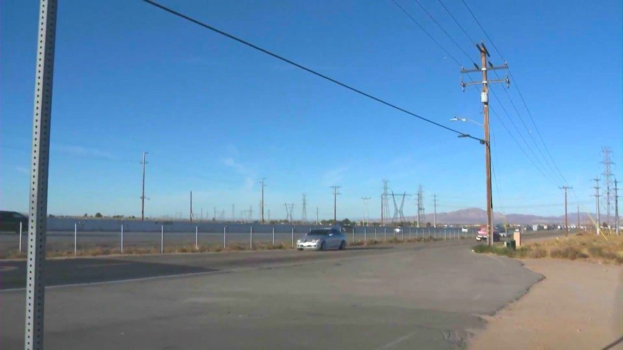 El lugar donde la víctima fue atacada en Mariposa Road en Hesperia, que corre paralela a la Autopista 15. (KTLA)