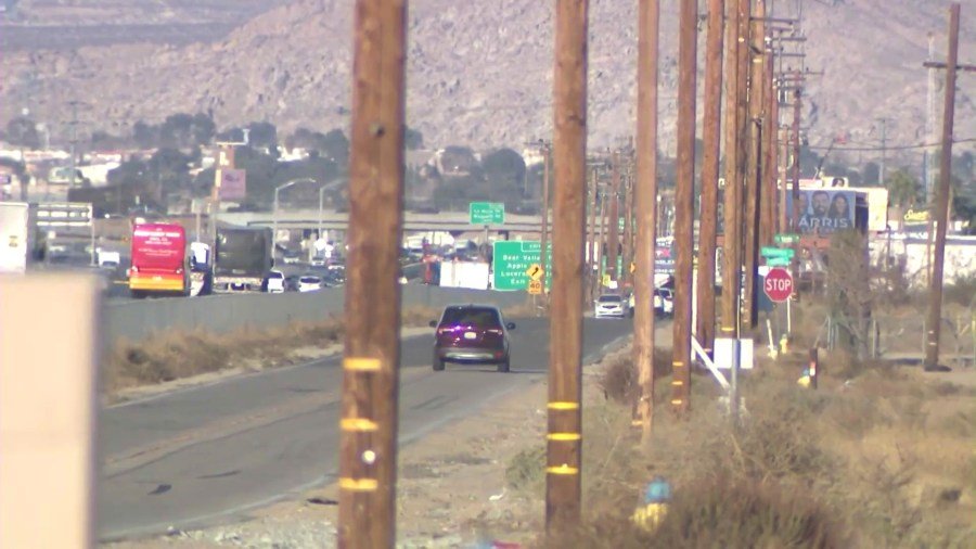 El lugar donde la víctima fue atacada en Mariposa Road en Hesperia, que corre paralela a la Autopista 15. (KTLA)