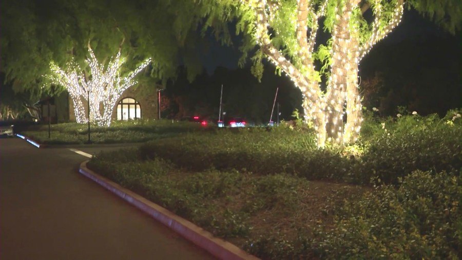 La entrada a The Groves at Orchard Hills, una comunidad cerrada en Irvine. (KTLA)