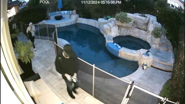 Se ve a dos ladrones enmascarados merodeando por un patio trasero mientras una serie de robos destructivos plaga una comunidad cerrada en Irvine. 