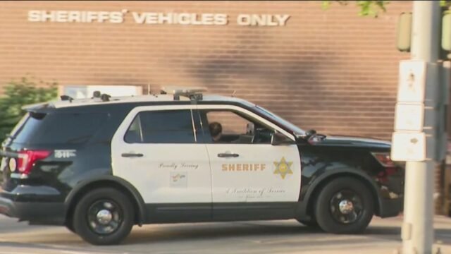 El departamento del sheriff intentó incriminar al teniente con una acusación falsa, según alega un informe
