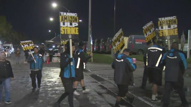 Huelga de trabajadores en 4 almacenes de Amazon en el sur de California, amenazando las entregas navideñas
