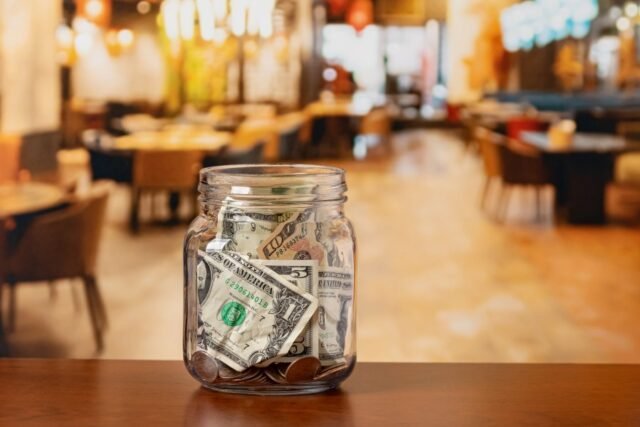 Estas ciudades de California aumentarán el salario mínimo en 2025
