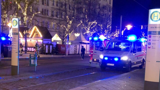 Un coche atropella a una multitud en un mercado navideño en Alemania y deja varias personas heridas: policía
