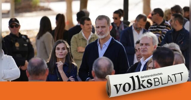 La familia real española visita de nuevo la zona inundada
