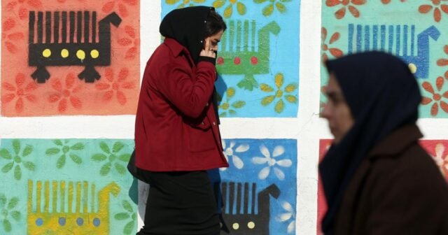 El cantante iraní Parastoo Ahmadi queda en libertad bajo fianza
