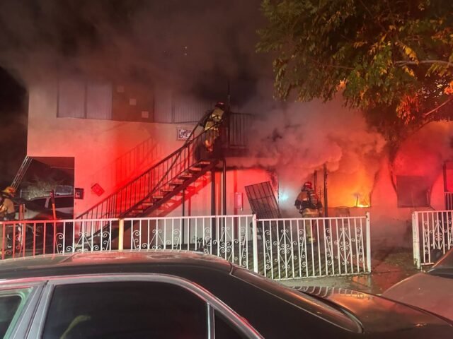 Dos personas heridas al evacuar el incendio de un apartamento en San Bernardino
