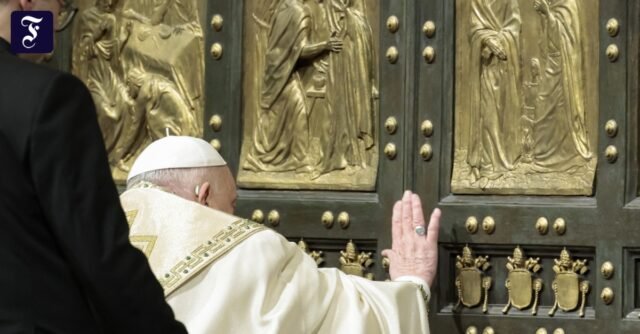 El Papa Francisco abre la Puerta Santa de la Basílica de San Pedro
