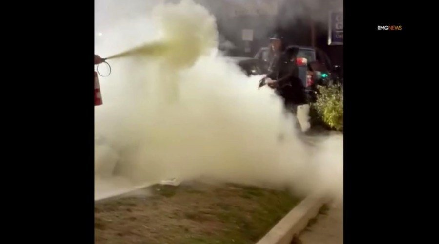 Un transeúnte con un extintor interviene cuando el sospechoso prendió fuego a un automóvil en una gasolinera de Hollywood el 27 de diciembre de 2024. (RMG)