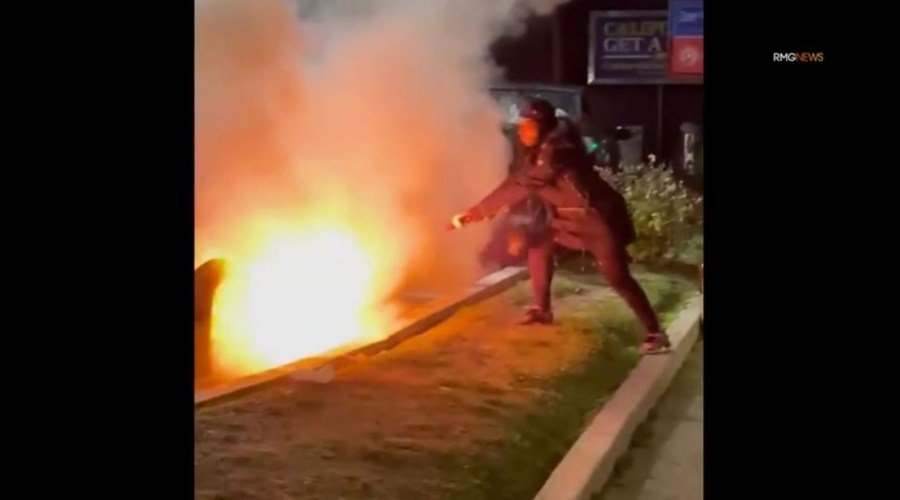 Una mujer fue arrestada después de que la cámara la captara incendiando un automóvil en una gasolinera de Hollywood el 27 de diciembre de 2024. (RMG)