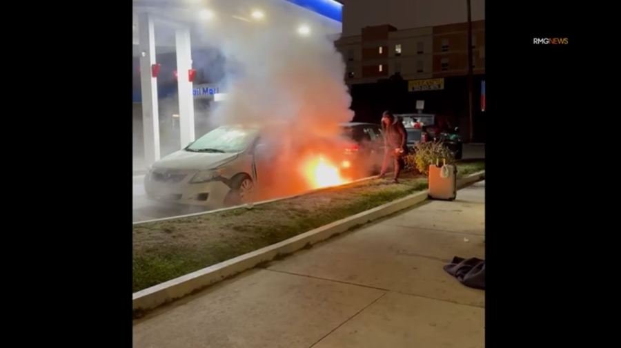 Una mujer fue arrestada después de que la cámara la captara incendiando un automóvil en una gasolinera de Hollywood el 27 de diciembre de 2024. (RMG)