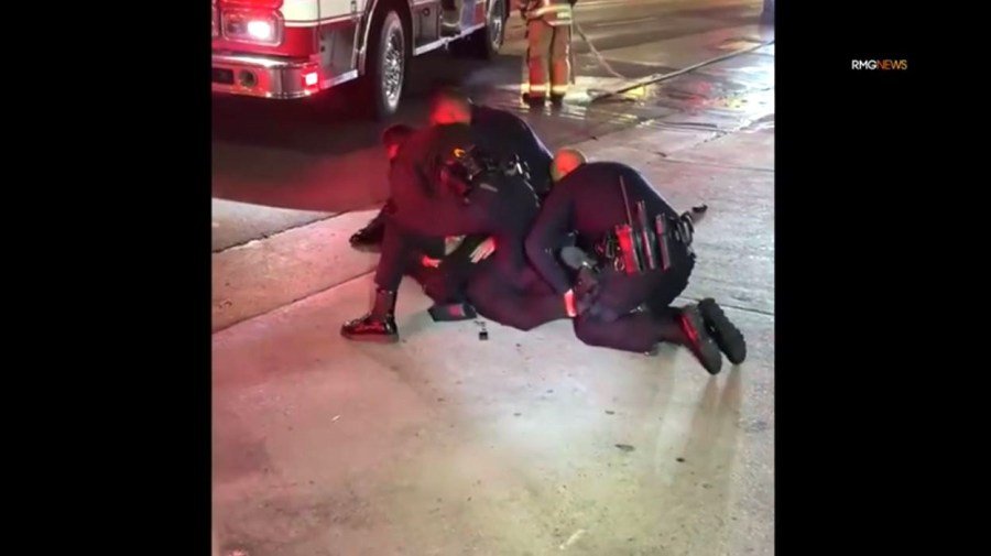 El sospechoso se resistió al arresto y fue derribado al suelo por agentes de policía de Los Ángeles el 27 de diciembre de 2024. (RMG)