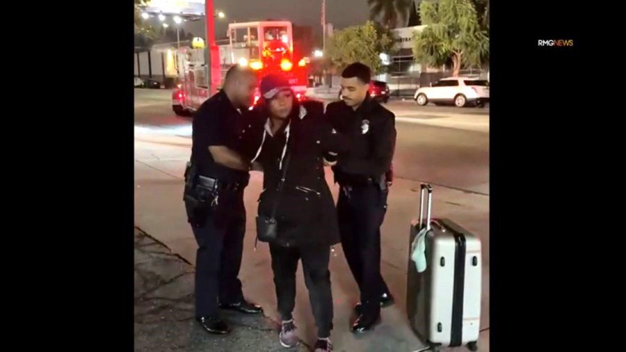 Una mujer fue arrestada después de que la cámara la captara incendiando un automóvil en una gasolinera de Hollywood el 27 de diciembre de 2024. (RMG)