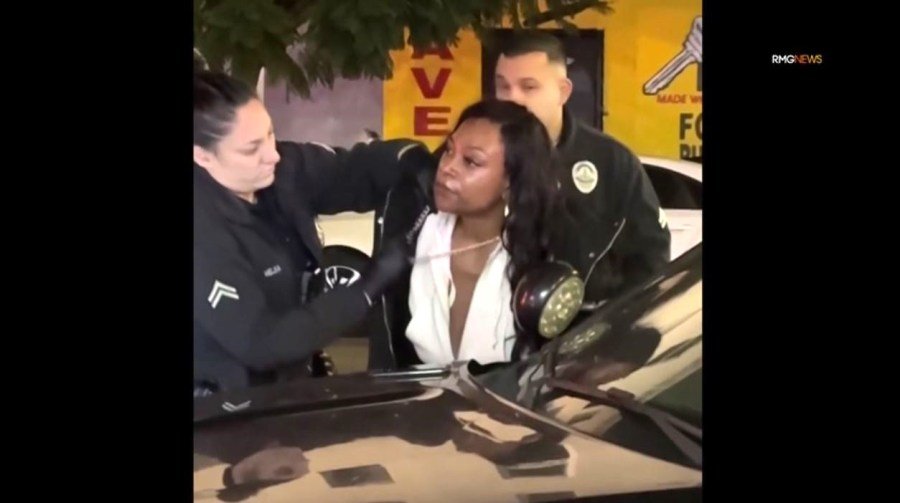 Una mujer fue arrestada después de que la cámara la captara incendiando un automóvil en una gasolinera de Hollywood el 27 de diciembre de 2024. (RMG)
