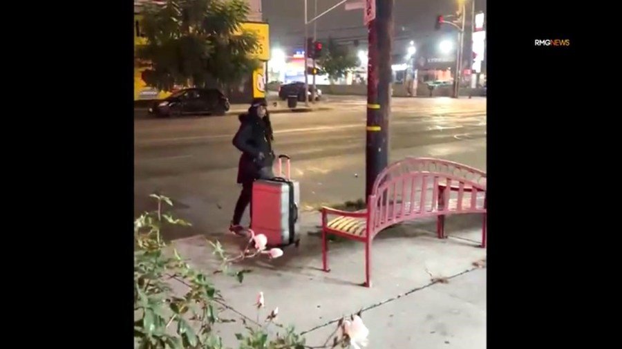 Una mujer fue arrestada después de que la cámara la captara incendiando un automóvil en una gasolinera de Hollywood el 27 de diciembre de 2024. (RMG)