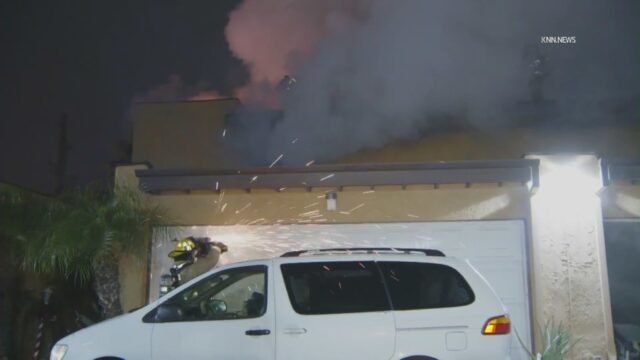 Mujer muerta y otras 3 hospitalizadas después de que las casas adosadas de Panorama City estallaran en llamas
