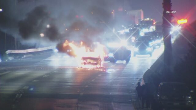 Un auto se incendia en medio de una transitada autopista de Los Ángeles
