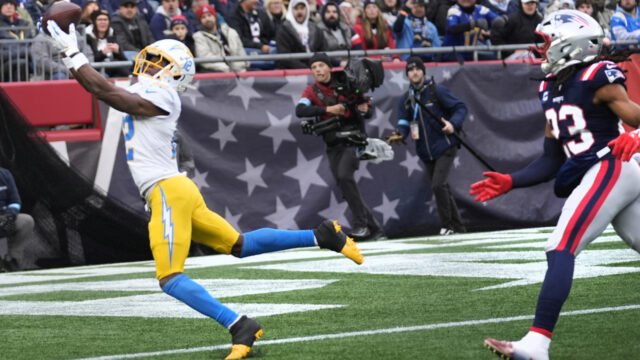 Justin Herbert lanza 3 touchdowns y los Chargers se aseguran un lugar en los playoffs al derrotar 40-7 a los Patriots
