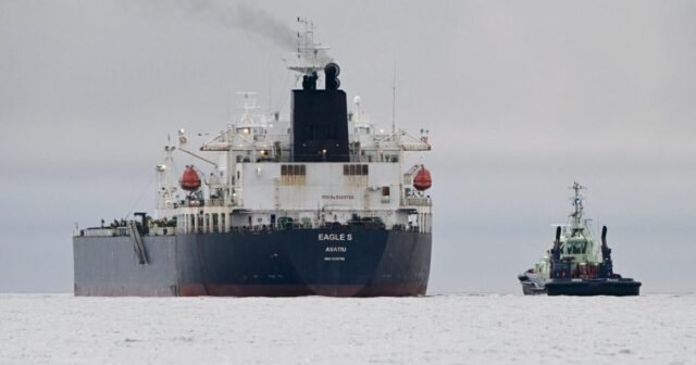 Finlandia incauta un petrolero tras daños en un cable del Mar Báltico
