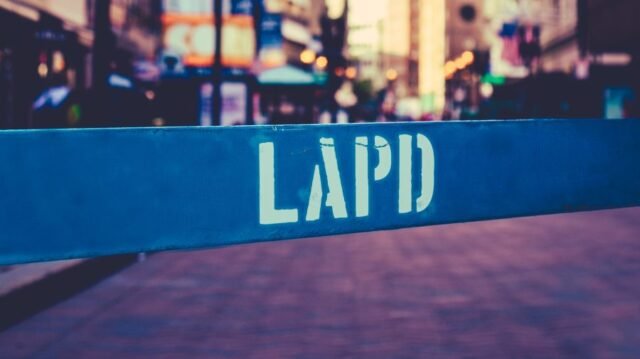 La policía de Los Ángeles dispara y hiere gravemente a un joven de 15 años que supuestamente abrió fuego contra los agentes
