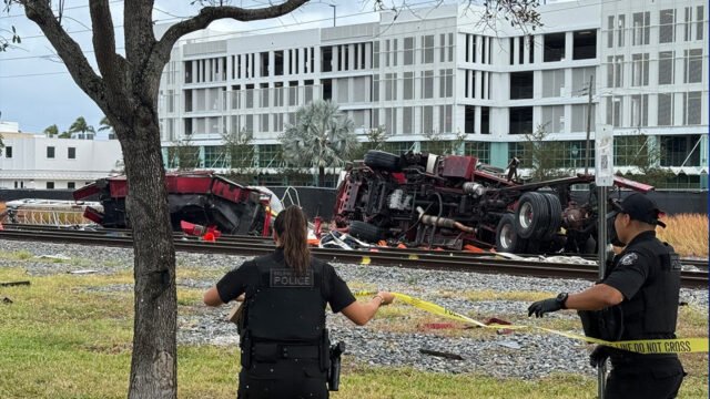 Accidente de tren en Florida | 12 pasajeros de tren y 3 bomberos heridos después de que un tren Brightline choca con un camión de bomberos en Florida
