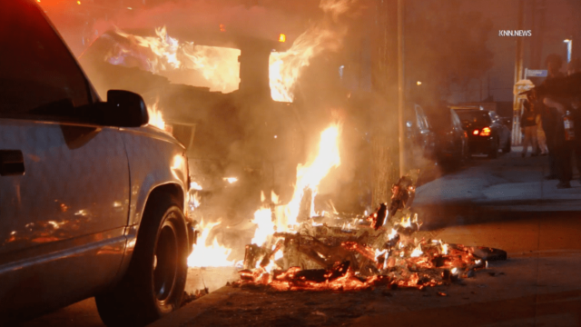 Incendio de coche en el sur de Los Ángeles