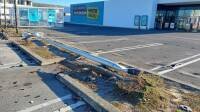 Árboles e iluminación fueron derribados en el estacionamiento de Hofer