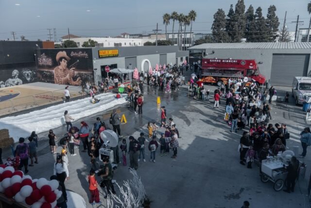 Un sello musical con sede en Los Ángeles proporciona más de 3.000 juguetes y comidas a familias locales necesitadas 
