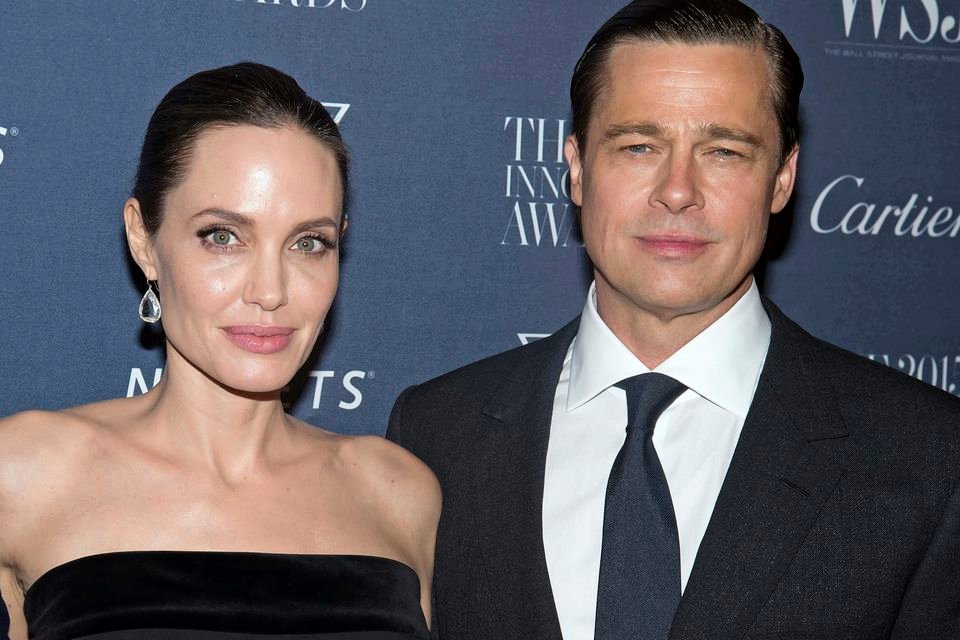 Angelina Jolie y Brad Pitt posan para una fotografía en los Innovator Awards de la revista WSJ (Charles Sykes/Invision/AP)