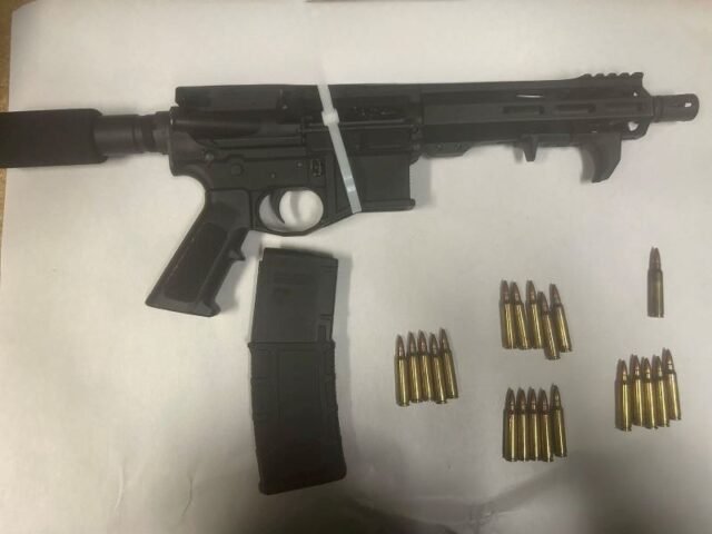 'Circunstancias sospechosas' revelan a un delincuente armado con un arma de asalto, dice el sheriff de RivCo
