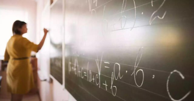 A partir de septiembre del próximo año, el salario medio de los profesores debería alcanzar los 1.878 euros "en mano".
