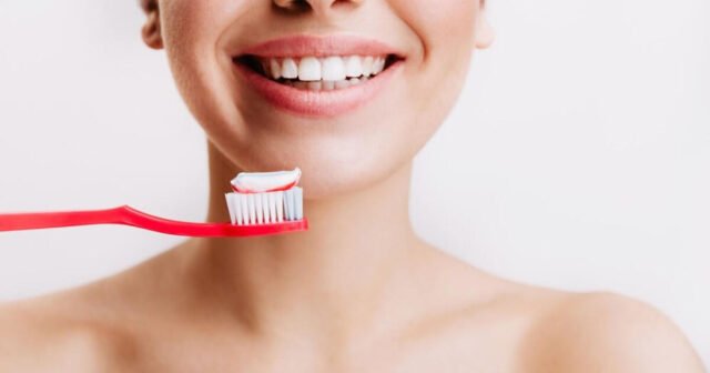 Cómo cepillarse los dientes correctamente y con qué mano: te sorprenderá saber la respuesta
