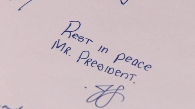 Decenas de personas pasan por la biblioteca Nixon en Yorba Linda para firmar un libro de condolencias para la familia de Jimmy Carter
