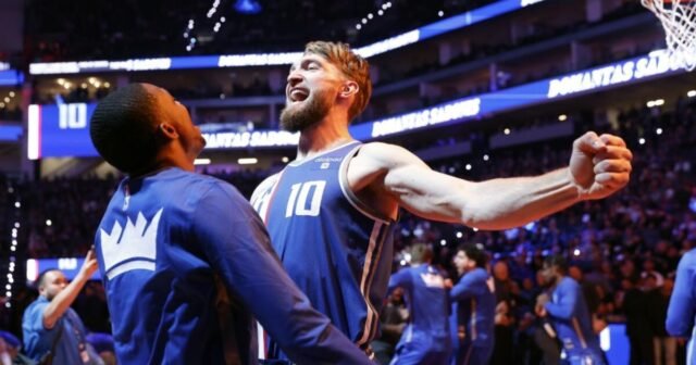 Domantas Sabonis peleó bien por los balones, los "Reyes" rompieron la racha de fallos
