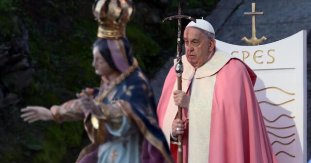 El Papa Francisco llama "primos" a ucranianos y rusos durante su visita a Córcega
