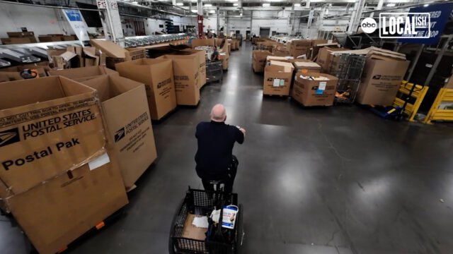 Elfos sobre ruedas: los mecánicos de USPS entran en acción en triciclos para arreglar reparaciones
