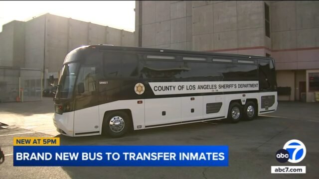 LASD presenta un nuevo autobús de transporte de reclusos para abordar los desafíos de seguridad y flota
