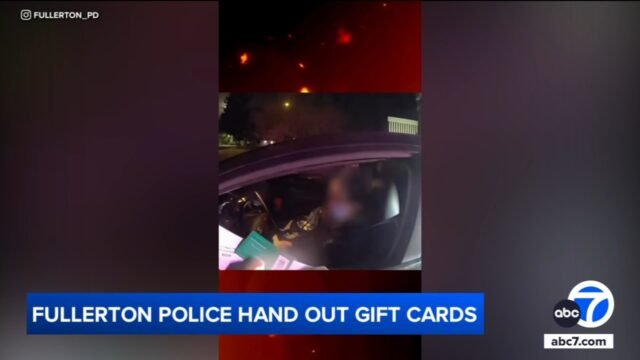 La policía de Fullerton reparte tarjetas de regalo de Starbucks en lugar de citaciones a conductores desprevenidos durante la temporada navideña
