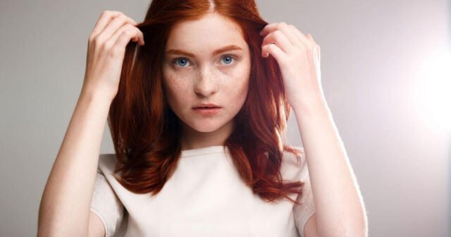Las mejores formas de disimular los vellos encarnados sin teñir tu cabello
