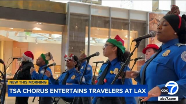 Los oficiales de la TSA convierten LAX en un concierto navideño con alegres melodías corales
