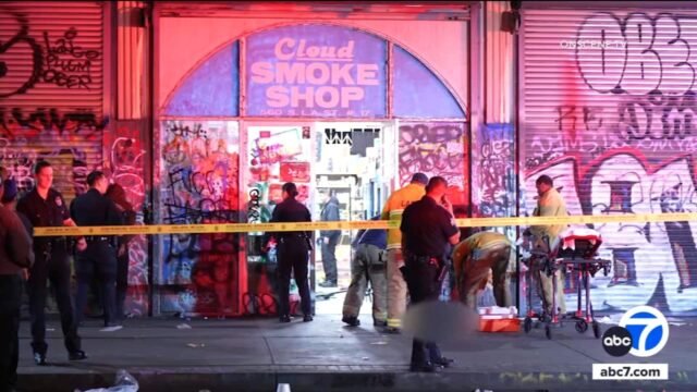 Tiroteo afuera de una tienda de tabaco en el centro de Los Ángeles deja 2 muertos y 1 herido
