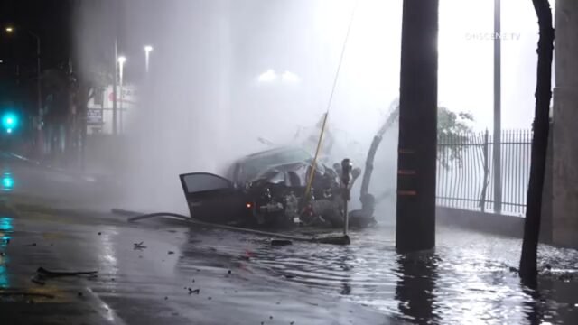 Un auto corta un hidrante creando un géiser de agua de 100 pies en el área de Hollywood de Los Ángeles
