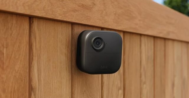 Blink outdoor 4 mounted on wooden fence