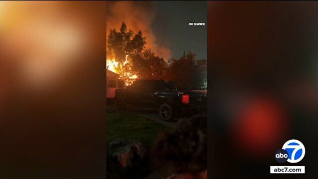 Una mujer muerta y otras tres personas hospitalizadas después de que un incendio arrasara casas adosadas en Panorama City
